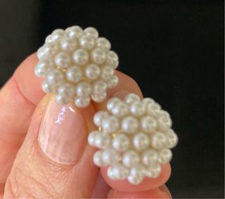 Pendientes de perlas dorados y blancos