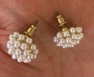 Pendientes de perlas dorados y blancos