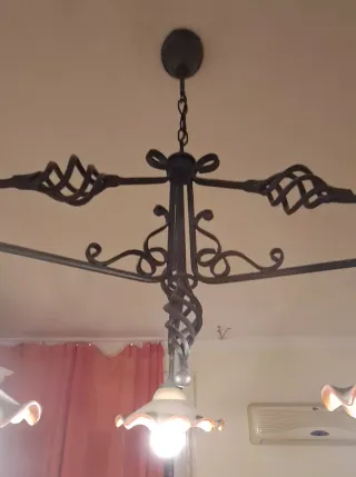 Lampadario in metallo e ceramica