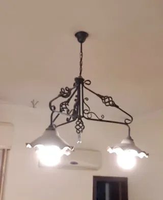 Lampadario in metallo e ceramica