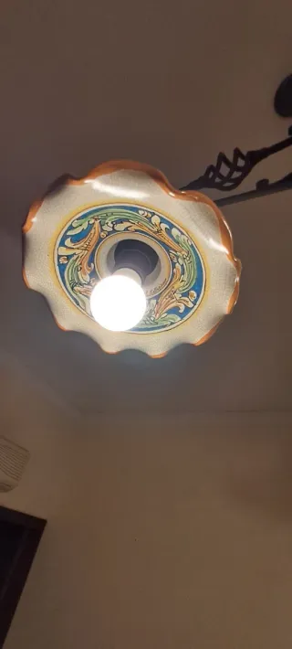Lampadario in metallo e ceramica