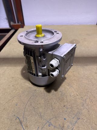 Motor Eléctrico Trifásico B5 0.37 kW