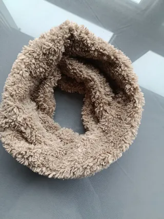 Cuello de peluche beige oscuro