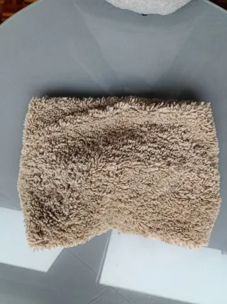 Cuello de peluche beige oscuro