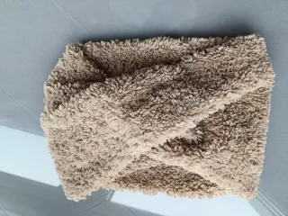 Cuello de peluche beige oscuro