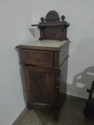 Mesita de noche antigua nogal tallado mármol