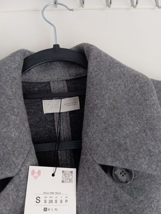 Abrigo corto mujer Zara gris