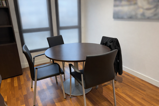 Mesa de oficina y sillas