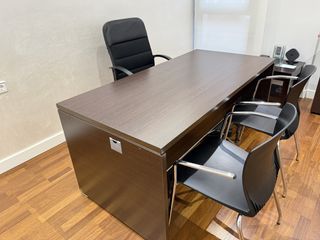 Mesa de oficina y sillas
