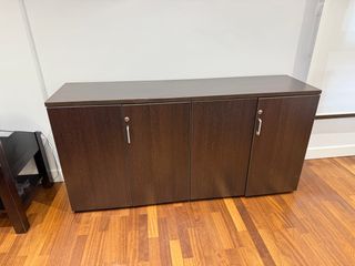 Mesa de oficina y sillas