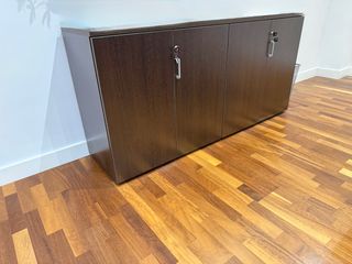 Mesa de oficina y sillas