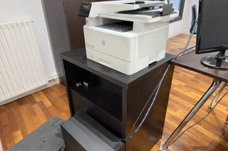 Mesa de oficina y sillas