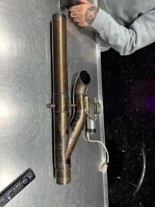 Válvula de escape de metal