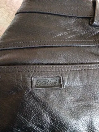 Pantalón de cuero negro