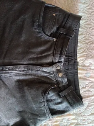 Pantalón de cuero negro