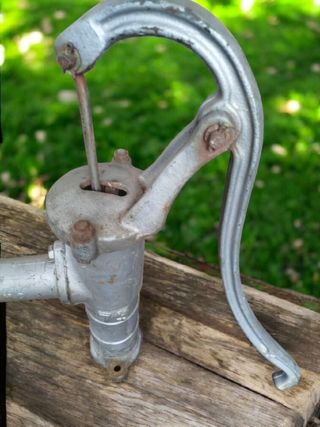 Antigua Bomba de Agua Metálica