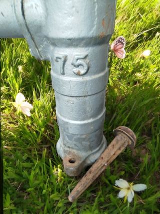 Antigua Bomba de Agua Metálica