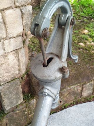 Antigua Bomba de Agua Metálica