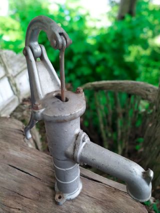 Antigua Bomba de Agua Metálica