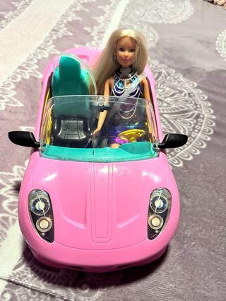 Coche descapotable rosa con muñeca rubia