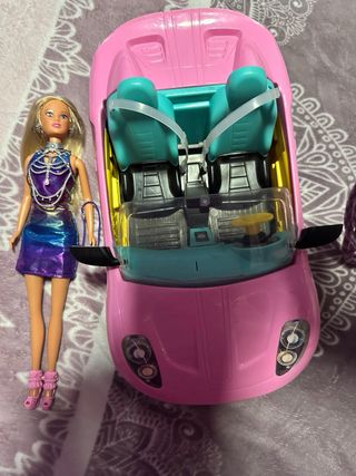 Coche descapotable rosa con muñeca rubia