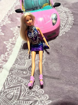 Coche descapotable rosa con muñeca rubia
