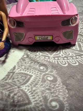 Coche descapotable rosa con muñeca rubia
