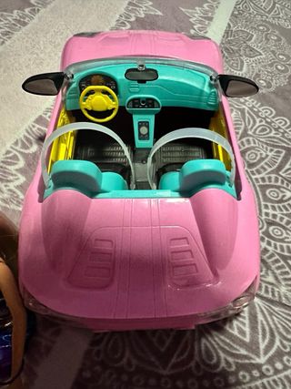 Coche descapotable rosa con muñeca rubia