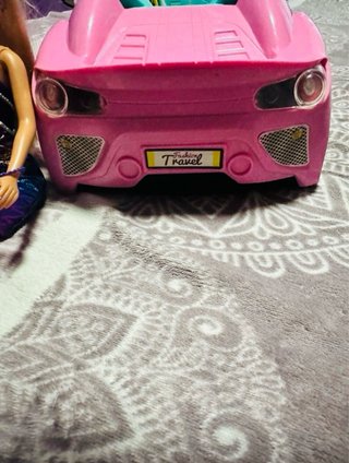 Coche descapotable rosa con muñeca rubia
