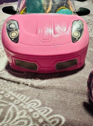 Coche descapotable rosa con muñeca rubia
