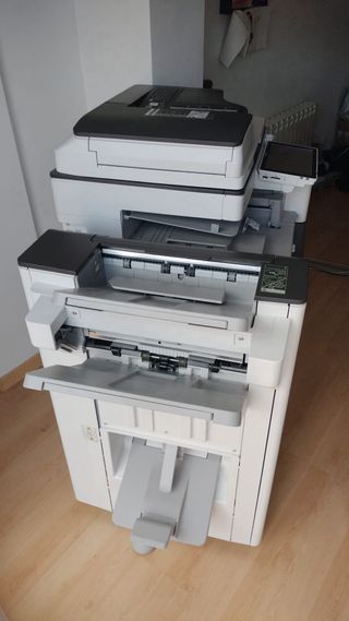 Ricoh Mpc3004ex con finalizador de folletos