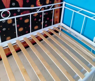 Cama individual metálica con somier de madera