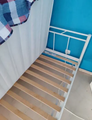 Cama individual metálica con somier de madera