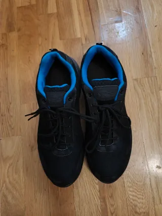 Zapatos deportivos negros y azules