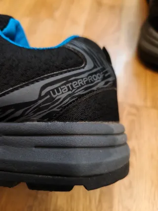 Zapatos deportivos negros y azules