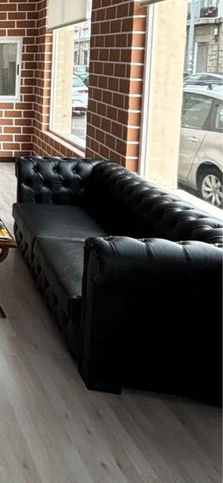 Sofá de cuero negro
