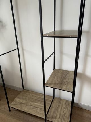 Colgador con Estanterías.