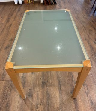 Mesa de comedor y cuatro sillas cristal y madera