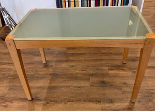 Mesa de comedor y cuatro sillas cristal y madera