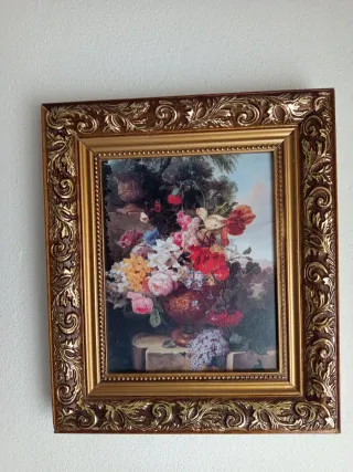 Cuadro de flores en marco dorado