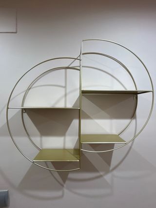 Estantería de diseño metálica dorada