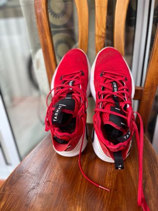 Zapatillas deportivas rojas y negras