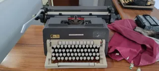 Macchina da scrivere Olivetti Linea 98