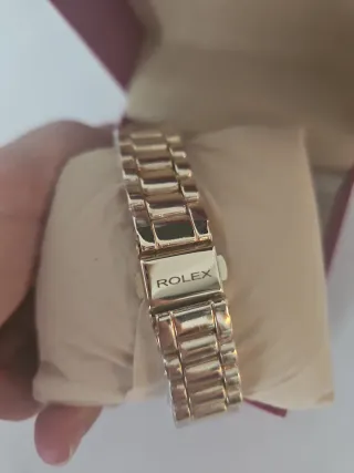 Reloj de pulsera dorado con diamantes