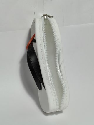 Chancla blanca con corazón naranja