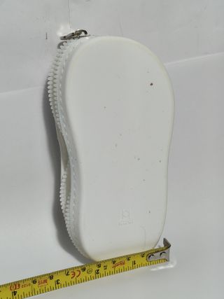 Chancla blanca con corazón naranja