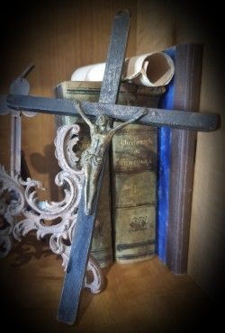 Antiguo Crucifijo de bronce o latón y madera