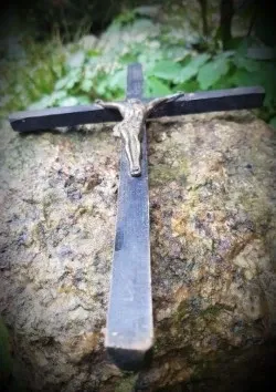 Antiguo Crucifijo de bronce o latón y madera