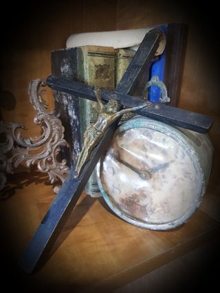 Antiguo Crucifijo de bronce o latón y madera