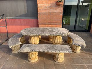 Mesa y bancos de piedra para jardín
